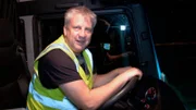 Manfred Batt befreit mit seinem Team die Landebahnen vom Gummiabrieb.