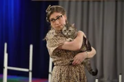 Kat (Mayim Bialik)