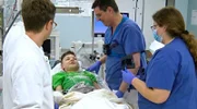 Johannes Horter macht vor der Behandlung ein bisschen Smalltalk mit Julian.