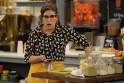 Kat (Mayim Bialik)