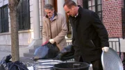 Um den Mord an einem jungen Mädchen aufzuklären, suchen Dr. Jackson (Jeremy Irons, l.) und Detective Elliot Stabler (Christopher Meloni) auch in Mülltonnen nach Spuren. Doch werden sie fündig?