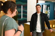 Deniz (Igor Dolgatschew) fragt sich, wie die weitere Zukunft mit Charlie aussehen würde. Links Hanna (Sarah Victoria Schalow)