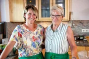 Sechs Landfrauen, ein Oldtimerbus und ein Kochwettbewerb mit jeweils einem Drei-Gänge-Menü. Christina Müller (li.) mit ihrer Mutter und Küchenfee Marlene Müller.