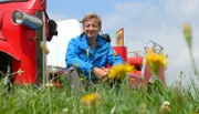Für seine neue Expedition geht Michael Kessler (Foto) buchstäblich an die Grenze. Rund 1.400 Kilometer legt der Comedian im Tuk Tuk zurück. Mit dem ostasiatischen Dreirad fährt er von Bayern bis an die Ostsee, immer entlang des ehemaligen deutsch-deutschen Grenzstreifens, um zu erfahren, ob 25 Jahre nach dem Mauerfall auch wirklich zusammen gewachsen ist, was zusammengehört. Im zweiten Teil der Reise tuckert er 700 Kilometer durch Niedersachsen, Sachsen-Anhalt, Mecklenburg-Vorpommern bis nach Schleswig-Holstein an die Ostsee.