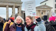 Deutschland und der Paragraf 218. Abtreibung ist ein gesellschaftliches Tabu. Hindernisse werden den Frauen, die einen Schwangerschaftsabbruch wollen in den Weg gelegt. Ihr Recht auf Selbstbestimmung müssen sie sich erst erkämpfen. Frauen aus drei Generationen erzählen von dunklen Zeiten, von Kampf und Befreiung, und schwierigen Lebensentscheidungen im Schatten des Paragrafen. - Karin Bergdoll (links) und Alicia Baier bei der Petitionsübergabe „Weg mit §218“.