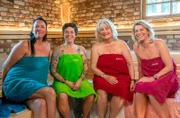 Hitzewallungen, Stimmungsschwankungen, Schlafstörungen – die Wechseljahre sind in der öffentlichen Wahrnehmung immer noch ein Tabuthema. Die neue dreiteilige Dokuserie 'Die Frauensauna – Verdammte Wechseljahre!' des Rundfunk Berlin-Brandenburg (rbb) begleitet vier Frauen über mehrere Monate in ihrem Alltag und bei intensiven, tabulosen Gesprächen in der Sauna.