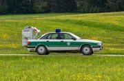 Unser Streifenwagen ist auf einer Landstraße unterwegs. Aber Moment mal? Was haben Hubert und Riedl, denn da im Gepäck?