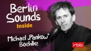 Michael „Pankow“ Boehlke, Sänger der legendären DDR-Band Pankow, war eine der prägendsten Stimmen des ostdeutschen Rock-Undergrounds. In Folge 10 von Berlin Sounds Inside spricht Anja Caspary mit ihm über unangepasste Musik hinter der Mauer, Auftrittsverbote und kreative Wege durch die Zensur.