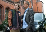ARD HEITER BIS TÖDLICH - HAUPTSTADTREVIER, FOLGE 22, "Wissen ist Macht", am Dienstag (25.02.14) um 18:50 Uhr im ERSTEN. Jacob Leopold (Axel Wandtke, r.) bringt seinen Sohn Max (Leonard Carow, l.) zur Nachhilfeschule.