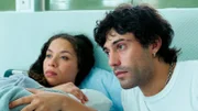 Stolze Eltern: Saba (Saffron Marni Coomber) und Samuel (Aaron Altaras); hr-fernsehen DIE ZWEIFLERS (3), Fernsehserie, Deutschland 2024, am Samstag (12.10.24) um 20:15 Uhr. Stolze Eltern: Saba (Saffron Marni Coomber) und Samuel (Aaron Altaras) © HR/Degeto/Turbokultur/Elliott Kreyenberg, honorarfrei - Verwendung gemäß der AGB im engen inhaltlichen, redaktionellen Zusammenhang mit genannter HR-Sendung bei Nennung "Bild: HR/Degeto/Turbokultur/Elliott Kreyenberg" (S2+). HR/Pressestelle, Tel: 069/155-4954