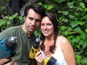 Der Teich und die Fische sind gerettet, aber Silke ist eine vorbildliche Tochter und hat schon eine neue Idee. Um Papas Garten noch schöner zu machen, legt das Paar ein mediterranes Beet an, obwohl ihr Liebster überhaupt keine Ahnung von Pflanzen hat.