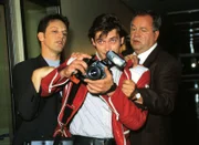 Die beiden Kommissare Bongartz (Max Gertsch) und Kehler (Wolfgang Bathke, r.) versuchen, den aufdringlichen Journalisten (Tom Mikulla) zurückzuhalten.