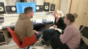 Sarafina (re.) begleitet Loredana ins Tonstudio