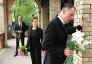 ARD DIE STEIN II. Staffel (13 neue Folgen), Folge 19 "Offene Fragen", am (25.10.11), dienstags um 20.15 Uhr im Ersten. Dr. Karl Kanther (Thomas Schendel, r.) macht Katja Stein (Julia Stemberger, M.) mitverantwortlich für den Tod seiner Frau und lädt sie bei der Beerdigung aus. Stefan Hagen (Jochen Horst, l.) wird Zeuge von Kanthers Ausbruch.