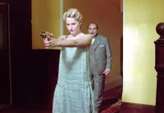 MDR Fernsehen AGATHA CHRISTIES POIROT, "Das unvollendete Bildnis", am Donnerstag um 23:05 Uhr. AIMEE MULLINS als Lucy Crale richtet eine Pistole auf den Mörder ihres Vaters, während DAVID SUCHET als Poirot zusieht.