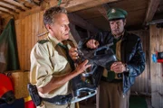 L-R: Hubert (Christian Tramitz) und Staller (Helmfried von Lüttichau) sehen sich Bootshaus um. In einem Schrank finden sie schwarze Männerschlittschuhe – das gleich Modell wie an den Füßen der Leiche. Überall am Boden sind Haken verteilt. Diese sind identisch zu jenem, den Yazid am Seegrund gefunden hatte.