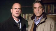 Detective Elliot Stabler (Christopher Meloni, l.) und Dr. Jackson (Jeremy Irons) rätseln. Hat eine Klavierlehrerin eine ihrer Schülerinnen vergewaltigt und ermordet?