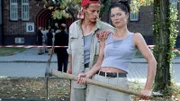 Anweisung von der neuen Anstaltsleitung: Melanie (Sigrid M. Schnückel, li.) und Jule (Anke Rähm) müssen eine Rollbahn für Denise bauen.