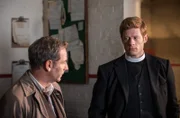 v.l. Geordie Keating (Robson Green) und Sidney Chambers (James Norton)