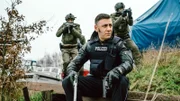 Steht unter Schock nach Showdown in Schwanitz: Polizeipraktikant Mehmet Ösker (Cem Ali Gültekin)