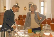 Der Bürgermeister (Werner Rom) führt Antonia (Uschi Glas) unauffällig mit einem alten Bekannten zusammen.