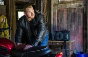 Kenny Crosby (Kellan Lutz)