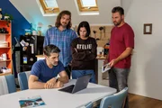 Sina (Valea Scalabrino) merkt auf, als Ferhat (Harun Yildirim, l.) Zweifel an der Idee von Rolfs Rückkehr äußert. 2.v.l. David (Diego Seyfarth), rechts Bambi (Ben Heinrich)