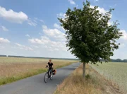 Über 1000 Kilometer Brandenburg mit dem Fahrrad – "Rad auf Achse" ist unterwegs auf dem längsten Radfernweg Deutschlands, der "Tour Brandenburg". Es gibt Begegnungen mit Menschen am Wegesrand und Eindrücke aus dem Land Brandenburg in seiner Pracht und Vielfalt. Folge 1 radelt vom Havelland durch die Uckermark, das Oderbruch bis zum Tor der Lausitz. - Inka Chall bei Hohenseefeld.