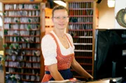 Peggy arbeitet auf dem Campingplatz am Tennsee in der Rezeption.
