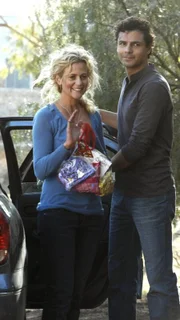 Jodi (Rachael Carpani) und Matt (Jonathon Pasvolsky) konnten der Explosion entkommen. Doch damit die Killer auch wirklich denken, sie seien tot, dürfen auch ihre Familien und Freunde nicht eingeweiht werden.