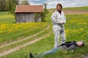 Dr. Fuchs (Susu Padothke) ist sich sicher: Der Tote wurde nach seiner Ermordung vom Auto überollt.