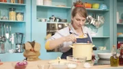Maya und Moppi will sich verstecken. Maya bereitet die Suppe vor.