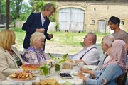Auch Schlunzke (Andreas Schmidt) ist zum Hoffest bei Krauses eingeladen: (v.l.n.r.) Frau Stiehler (Petra Kleinert), Elsa Krause (Carmen-Maja Antoni), Krause (Horst Krause), Achmed (Hussein Eliraqi) und die Familie El Chianati.