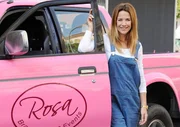 Rosa (Alexandra Neldel), hat den passenden Firmenwagen f&uuml;r ihr Unternehmen Hochzeitsplanungen gefunden, einen &bdquo;Tussi-Panzer&ldquo; in Pink.