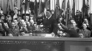 Hitler lässt sich feiern.