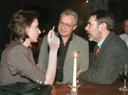 MDR Fernsehen IN ALLER FREUNDSCHAFT FOLGE 27, "Alpträume", am Donnerstag (16.02.12) um 12:30 Uhr. Bei einem gemeinsamen abendlichen Besuch in einer Jazzkneipe macht Dr. Thomas Straub (Gunter Schoß, re.) Maia (Ina Rudolph, li) mit seinem alten Freund und Chansonier Jürgen Walter (mitte) bekannt.