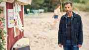 Arvidsson (Peter Perski) ermittelt am Strand.