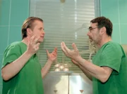 Streit vor dem OP wegen Ramona Schall: Dr. Barrach (Axel Wandtke, li.) und Dr. Straub (Gunter Schoss).