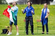 Fabrizio D’Angelo (Antonio di Mauro, M. mit Komparse, l.) und seine Frau Lucia (Sarah Mathilda Libbertz, l.) betreiben eine italienische Gaststätte neben dem Fußballplatz.