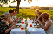 Sechs Landfrauen, ein Oldtimerbus und ein Kochwettbewerb mit jeweils einem Drei-Gänge-Menü. Das letzte "Lecker aufs Land "-Dinner im Allgäu beim Sonnenuntergang: v.li.: Marion Groß, Katja Antony, Christina Müller, Andrea Holzer, Sabrina Huber und Elke Haas.