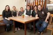 Familie Tschauko in ihrem Traditionsgasthaus "Deutscher Peter"