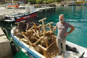 Kreta – Insel mit Grösse Schuften für den Saisonstart: Giorgos Deligiannis muss das Mobiliar für seine Taverne übers Wasser an den Strand „Glyka Nera“ bringen – denn der ist nur per Boot oder zu Fuß erreichbar.