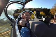 Tobi Kämmerer (vorne) im Motorsegler des Aero Clubs Butzbach mit dem Jugendleiter Daniel Zörb.