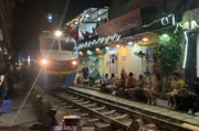 In Hanoi fahren die Züge dicht an den Häusern vorbei – für viele Touristen eine Attraktion