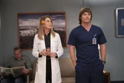 Dr. Meredith Grey (Ellen Pompeo, l.); Dr. Atticus Lincoln (Chris Carmack, r.)