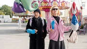 Mimi (Sunnyi Melles, re.) und Jackie (Mark Ivanir, li.) spielen ihren Enkelkindern etwas vor.