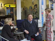 NDR Fernsehen DER DICKE, "Falsche Fährten", am Montag um 21:00 Uhr. Gregor Ehrenberg (Dieter Pfaff, M.) und Christina (Gisela Schneeberger, l.) treffen sich mit Marianne Sobinski (Antje Westermann, r.) im Bistro.
