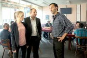 Die Frau des Teestubenbesitzers Ismael Yildiz (Ercan Durmaz, r.) ist entführt worden. Julia Klug (Friederike Kempter, l.) und Johannes Sonntag (Matthias Klimsa, M.) ermitteln.