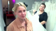 Loredana ist auf der Suche nach einem Brautkleid.