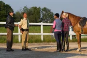 Hubert (Christian Tramitz, 2.v.l.) und Staller (Helmfried von Lüttichau, l.) treffen Kathi (Julia Nalbach, r.) mit den Pferden.